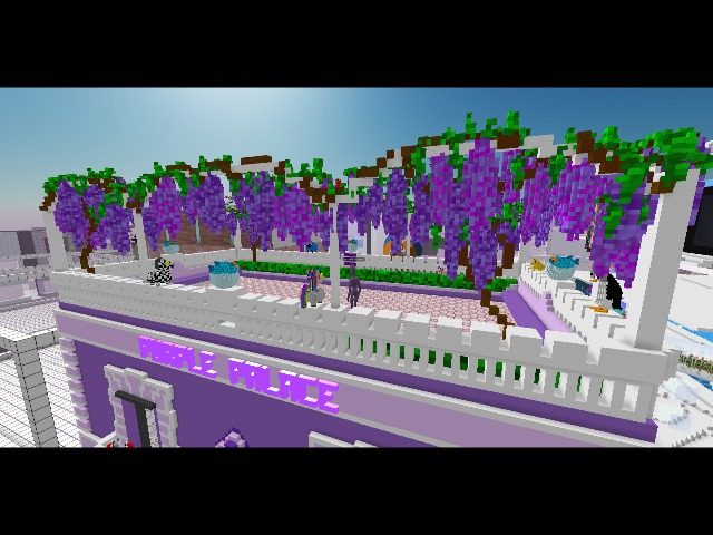 At Fabian & Barny's purple palace, the wisteria are all in bloom, a triumph of color
@fabianospeziari